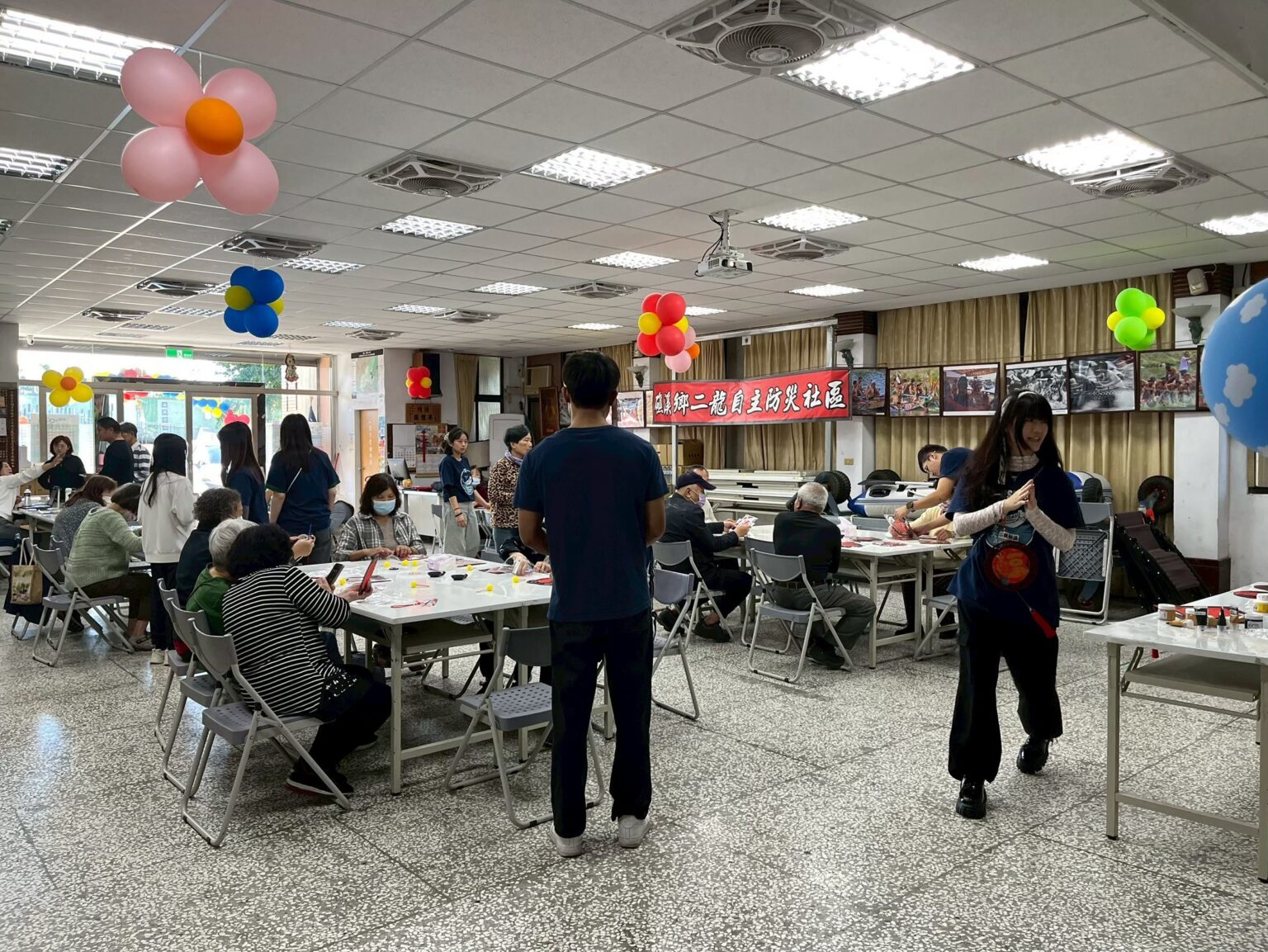 講師指導長輩進行春聯製作課程