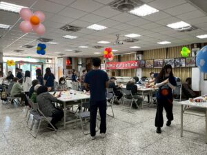 講師指導長輩進行春聯製作課程