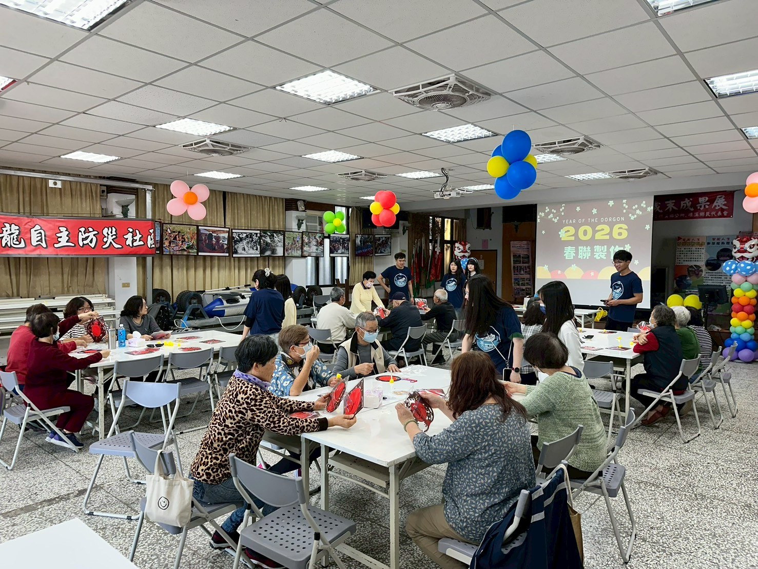 講師指導長輩進行春聯製作課程