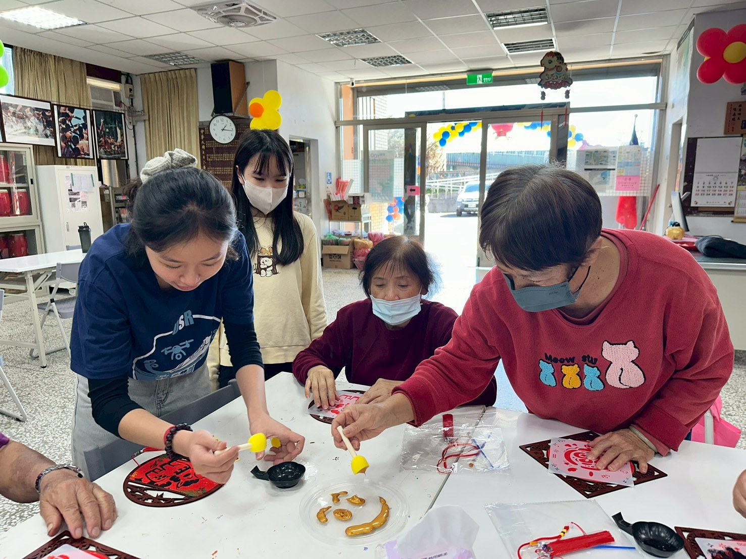 長輩在學生協助下進行春聯製作