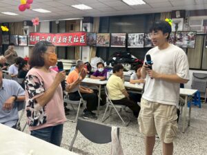 長輩與學生進行新產品交流與回饋