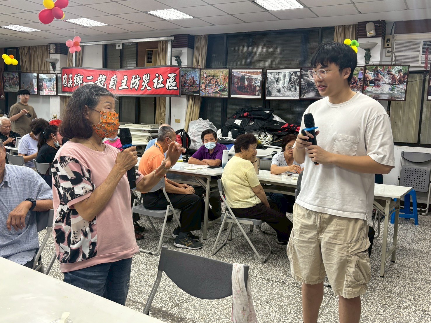 長輩與學生進行新產品交流與回饋