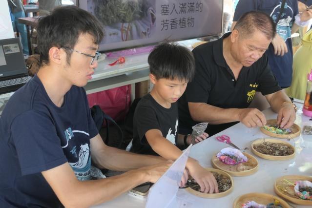 學生協助親子製作端午香包